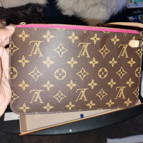 Louis Vuitton’s luxury leather bag - Picture 3 of 7